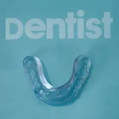 Przezroczysta szyna Michigan, wykonana na miarę przez dentystę, chroni zęby podczas snu.