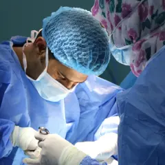 Chirurdzy w maseczkach i czepkach pracują. Czasem zastanawiamy się, po jakim czasie rozpuszczają się szwy.