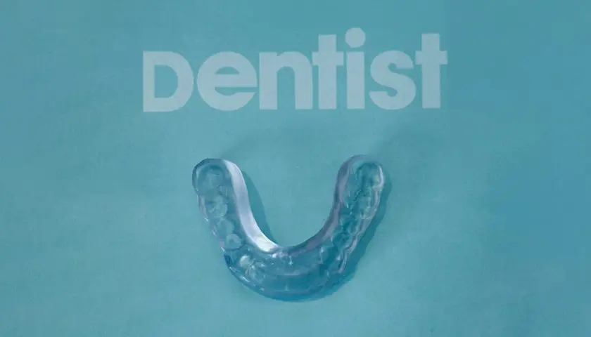 Przezroczysta szyna Michigan, wykonana na miarę przez dentystę, chroni zęby podczas snu.