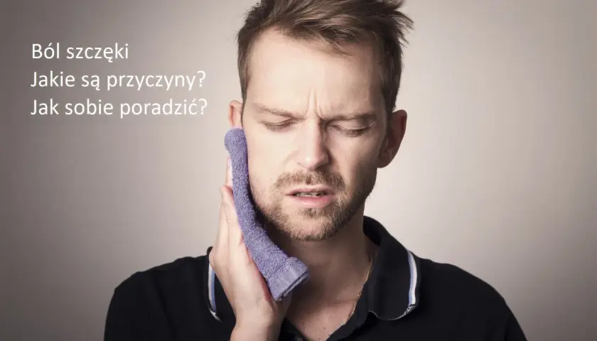 Mężczyzna z bólem szczęki od czegoś, trzyma zimny okład. Tekst: "Ból szczęki. Jakie są przyczyny? Jak sobie poradzić?".