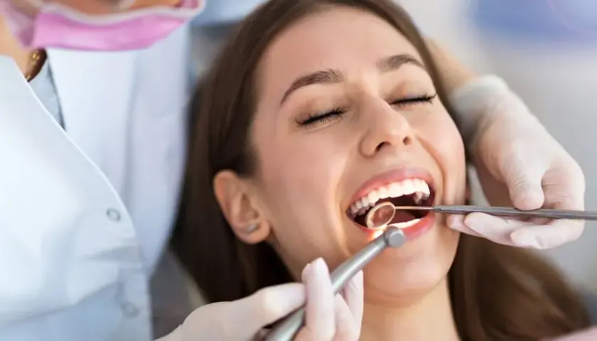 Czy dentysta to lekarz? Poznaj fakty o kwalifikacjach dentystów