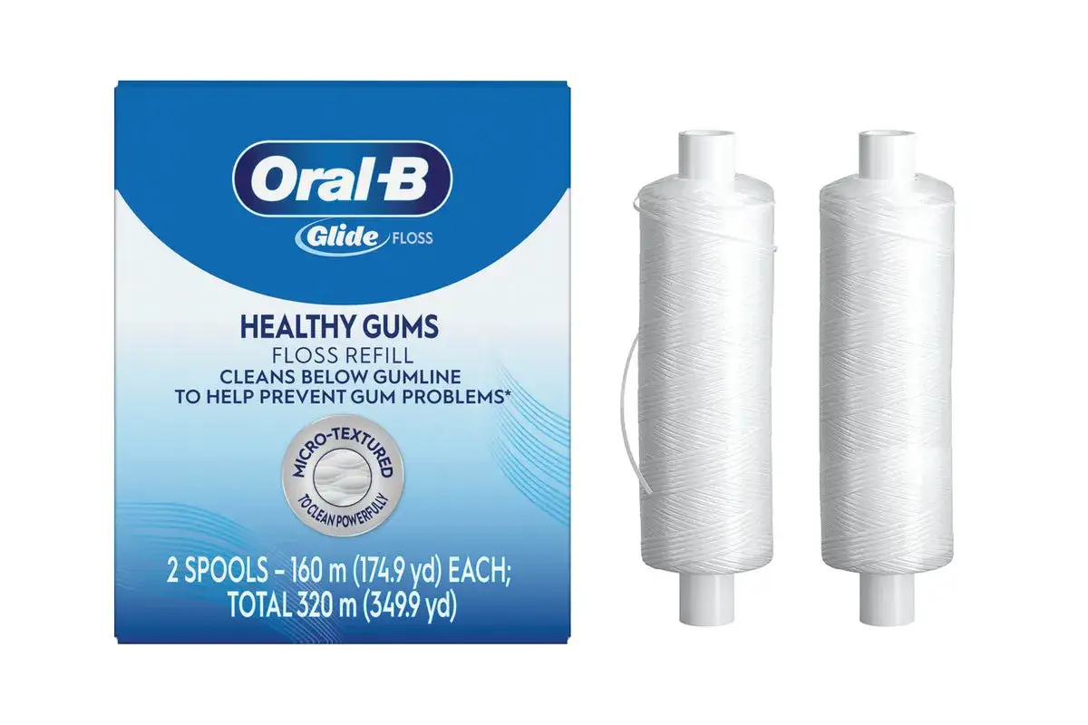 Opakowanie Oral-B z dwoma szpulami nici dentystycznej floss do zdrowych dziąseł.
