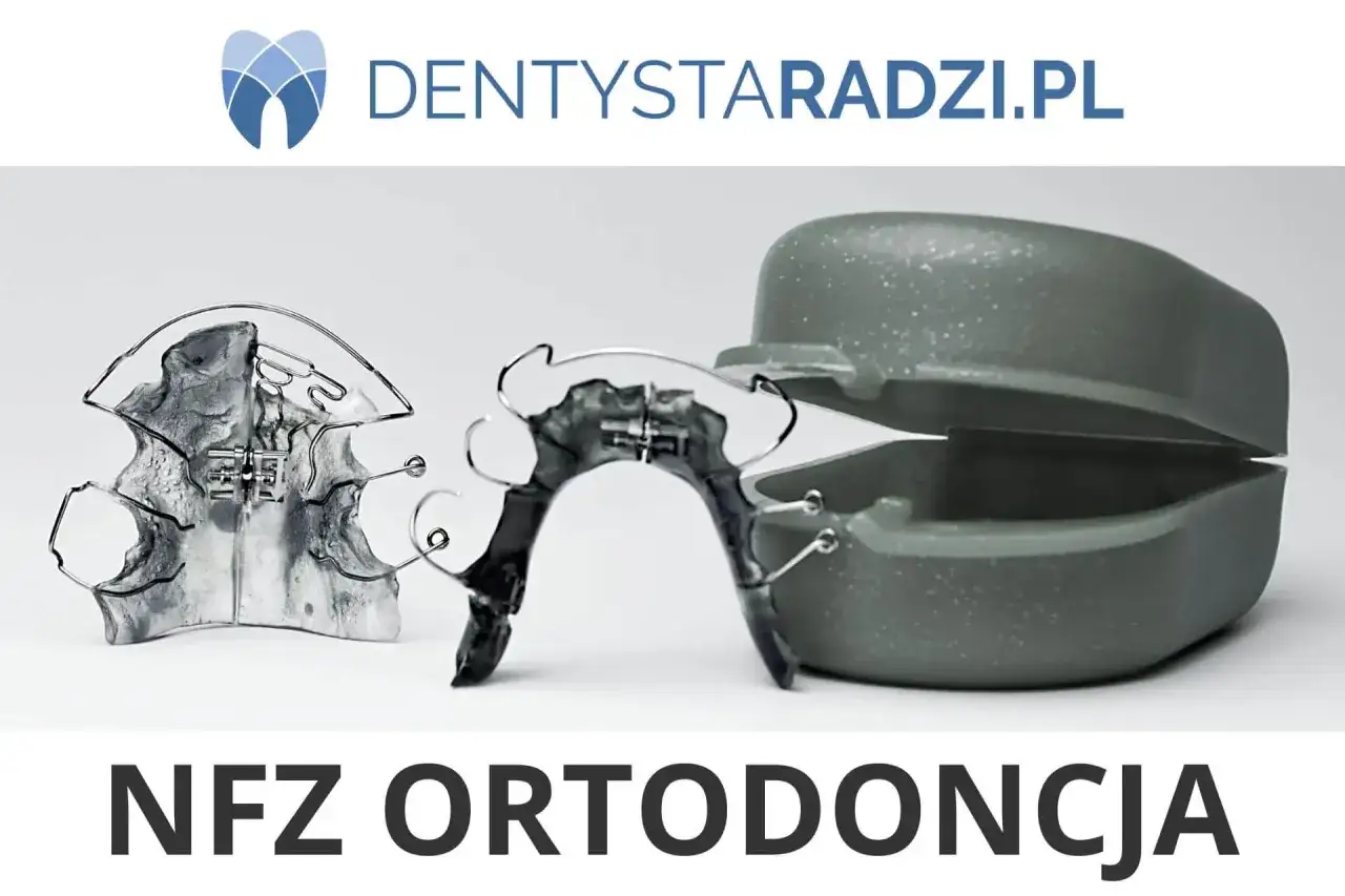 Dwa aparaty ortodontyczne ruchome i ich pojemnik. NFZ ortodoncja.