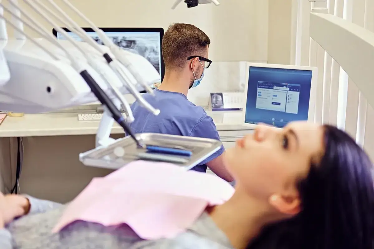 Pacjentka leży na fotelu dentystycznym, a dentysta analizuje jej zdjęcie rentgenowskie. Czy dentysta może wystawić L4?