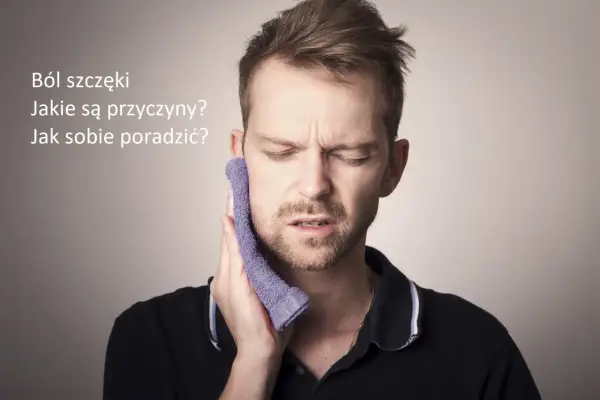 Mężczyzna z bólem szczęki od czegoś, trzyma zimny okład. Tekst: "Ból szczęki. Jakie są przyczyny? Jak sobie poradzić?".